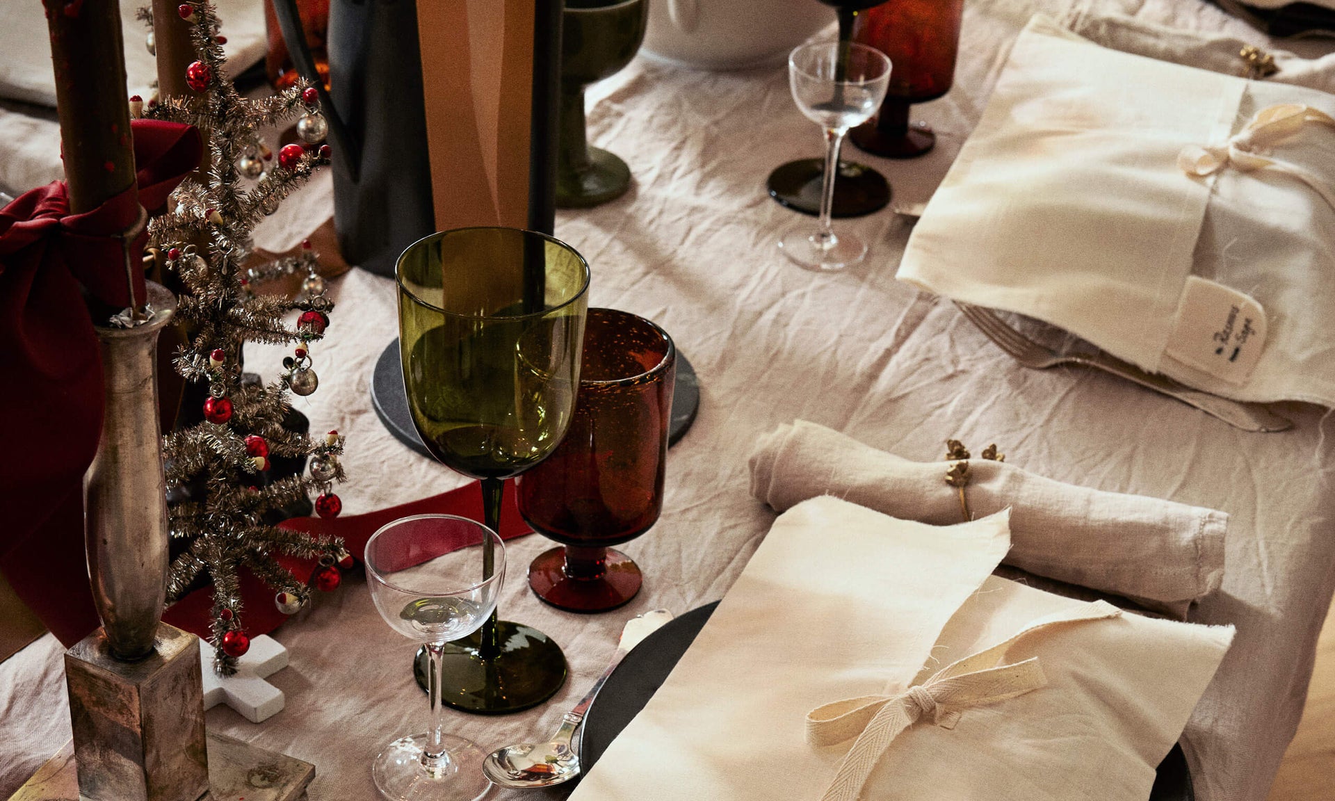 The Artistry of Dining: Setting Memories in Silver and Silk