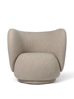 Rico Lounge Chair en bouclé doux naturel avec dossier galbé et piètement pivotant