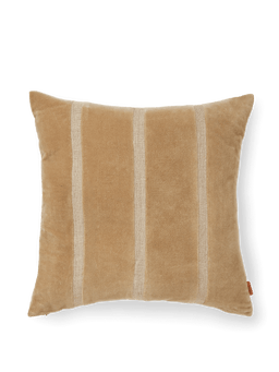 Senti Stripe Cushion Cover en arena oscura/lino con frente de rayas verticales