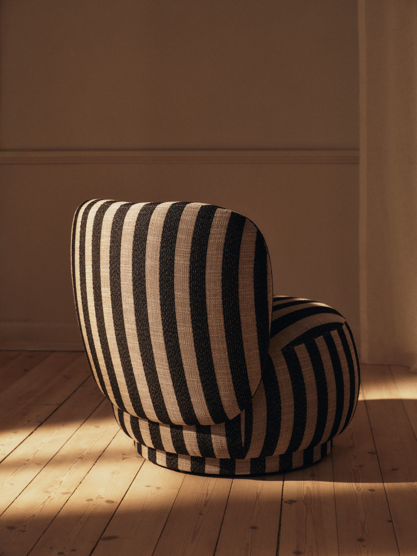 Rico Piccolo Lounge Chair - Louisiana - Sand/Black – Ferm Living
