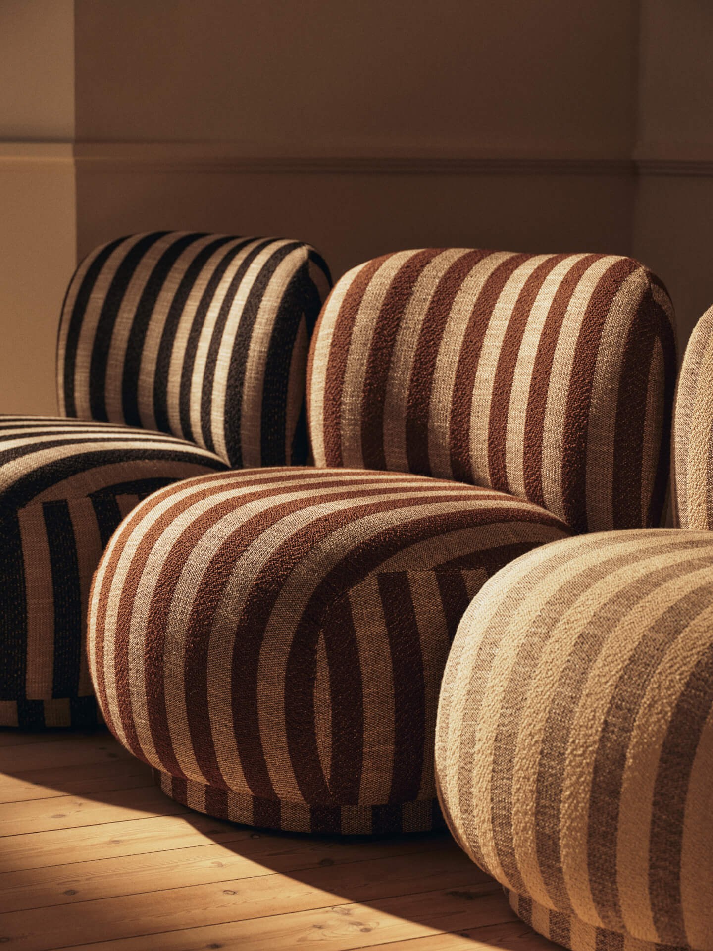 Rico Piccolo Lounge Chair - Louisiana - Sand/Black – Ferm Living