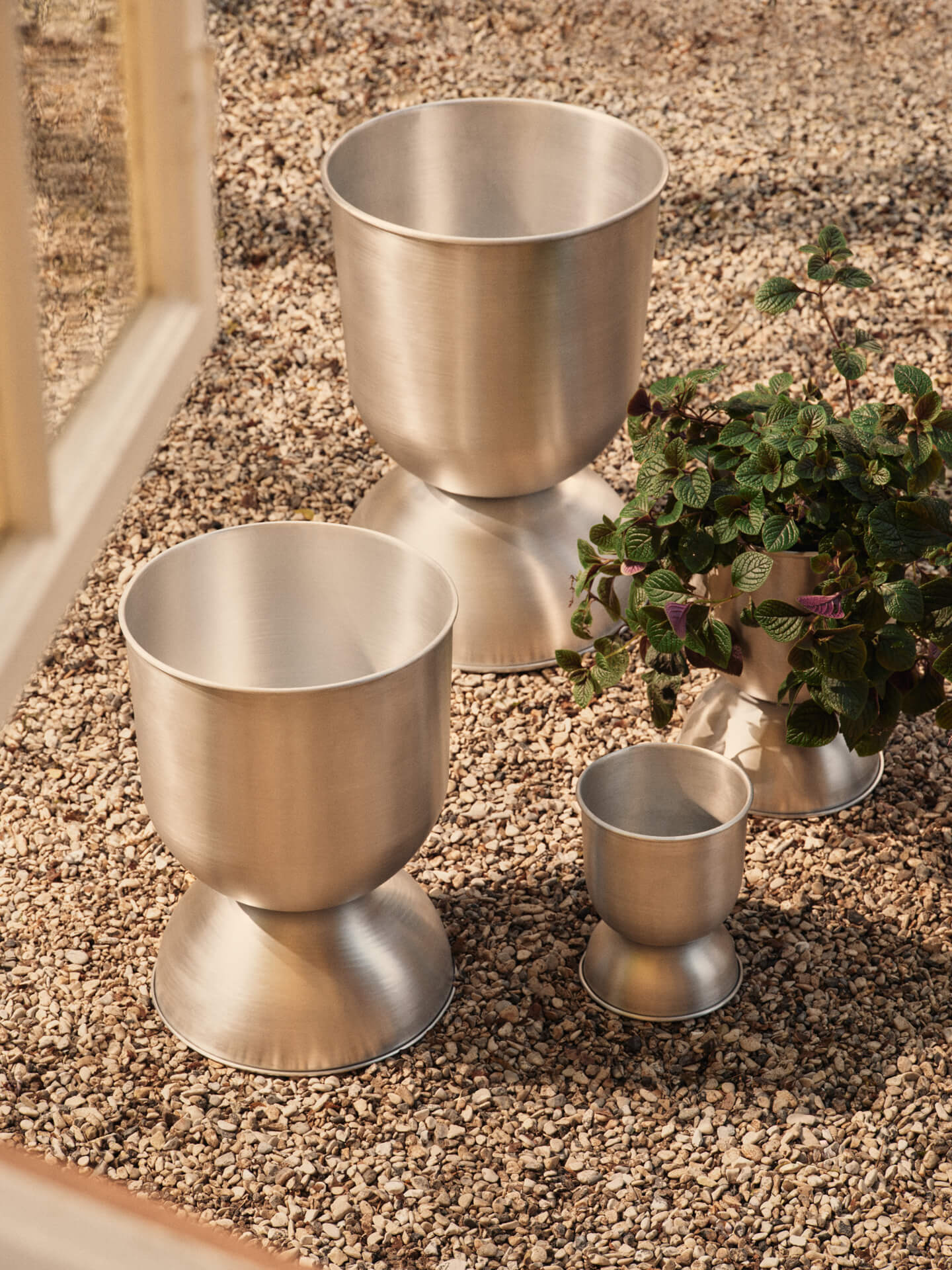 ferm LIVING Hourglass Pot - M ファームリビング Hourglass Pot - Small - Aluminium – Ferm Living