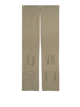 Settle Door Curtain in olmgroen met gesplitste panelen, oprolbare vensters en postzak