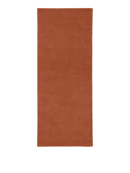 Stille Tufted Runner in red brown, seen from above
