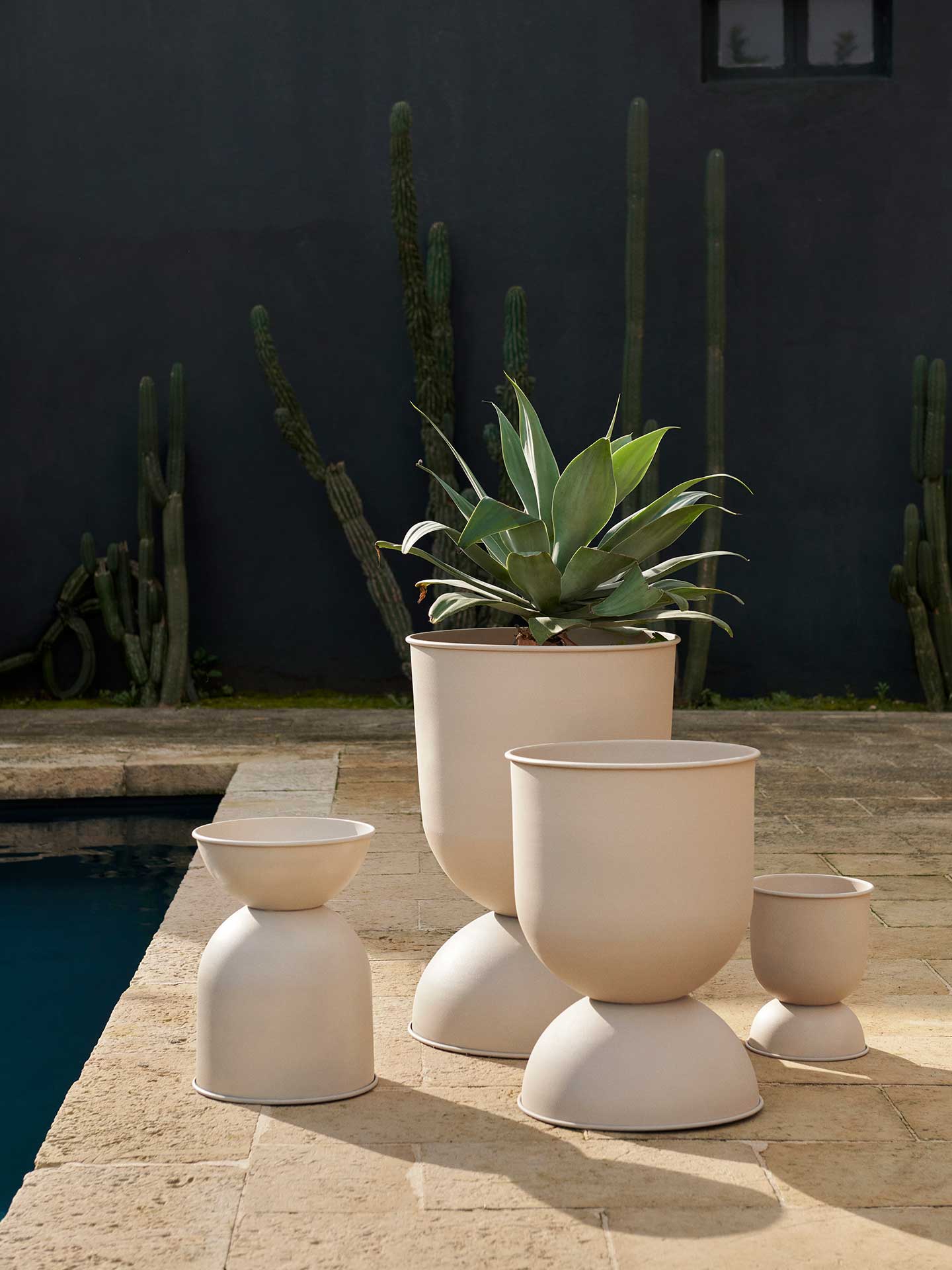 鉢・プランター Ferm living Hourglass Pot Beautiful plant pot with a stand → FermLiving.dk – Ferm Living