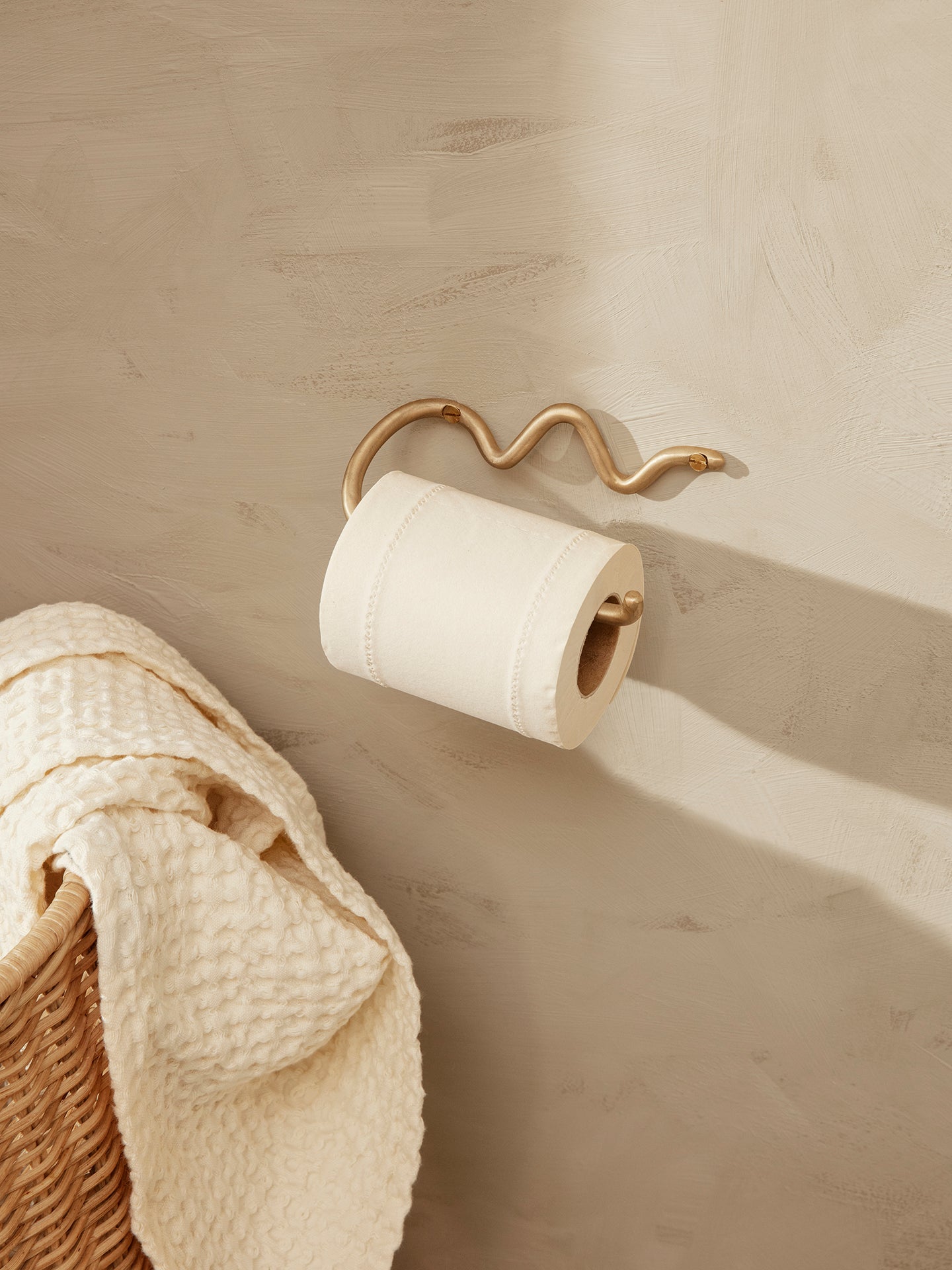 日用品/生活雑貨 CURVATURE TOILET PAPER HOLDER fermLIVING Curvature Toilet Paper Holder – Brass | Ferm Living