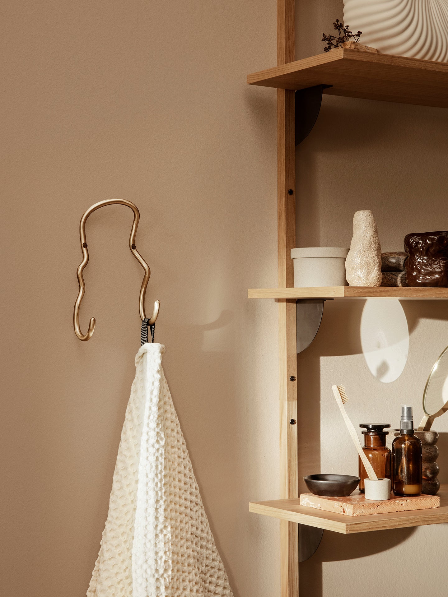 ferm LIVING CURVATURE HOOK 真鍮製 Ferm Living Curvature Hook - Brass - Batten Home