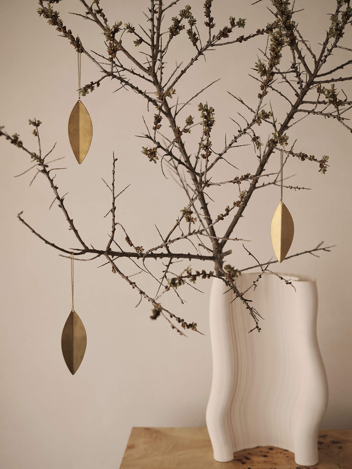 Bladvormige messing ornamenten - Ferm Living kerstcollectie
