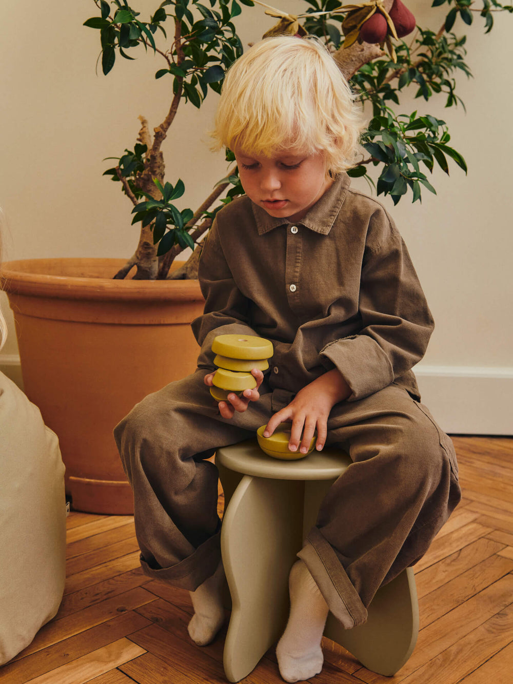 Slope Stool – Beige | Sculptural chair for little ones | Ferm Living