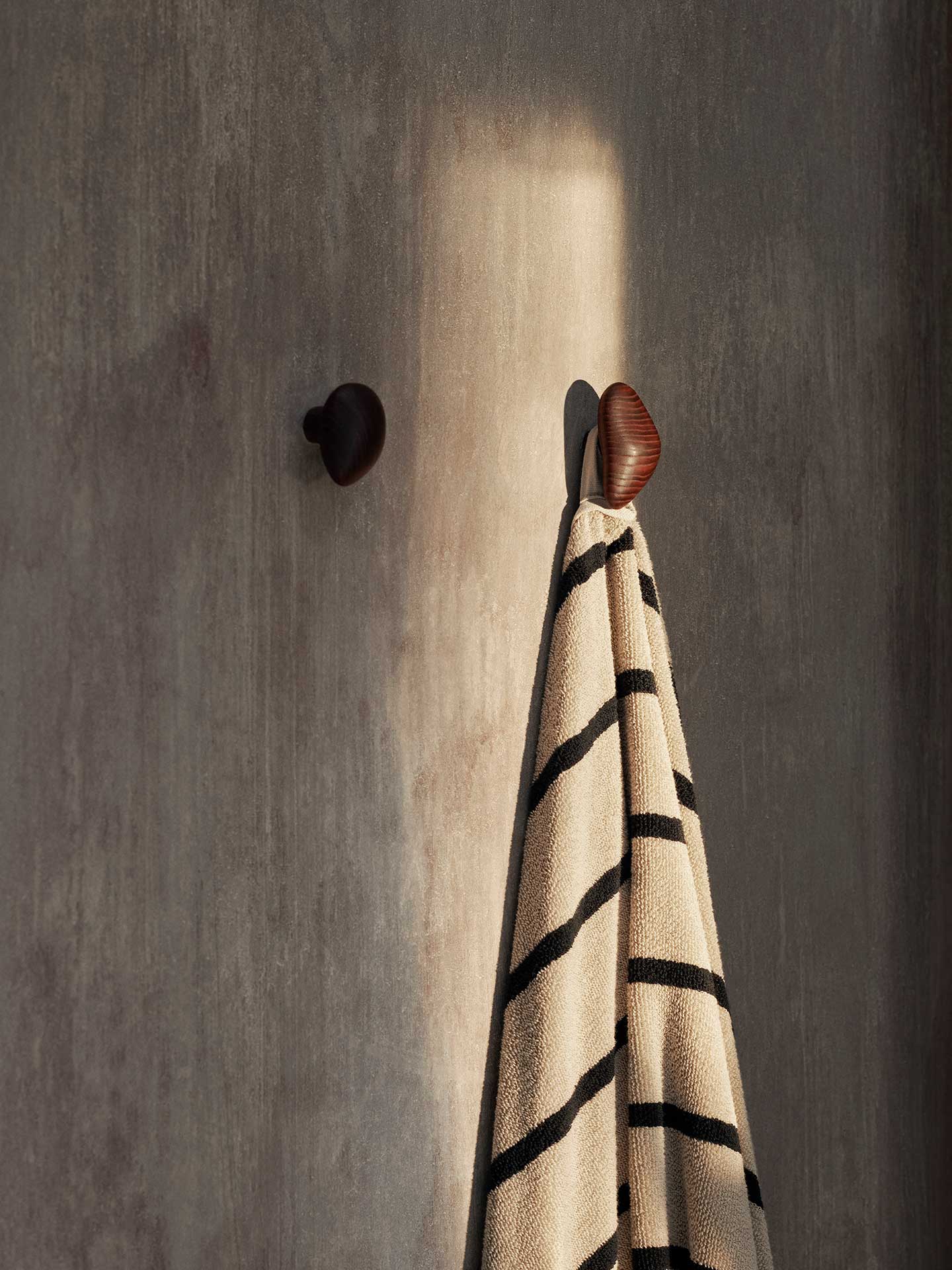 Cairn Hooks – Set of 2 – Dark Brown | Ferm Living