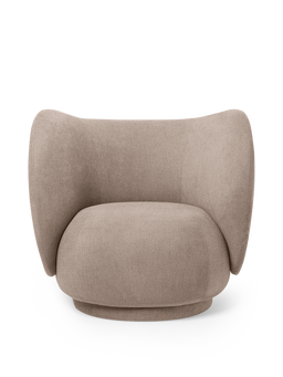 Rico Lounge Chair in zand bouclé met gebogen rug en afgeronde zitting