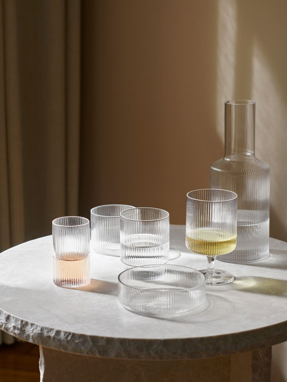 Vier mundgeblasene Ripple Gläser für einen stilvollen Tisch – Ferm Living