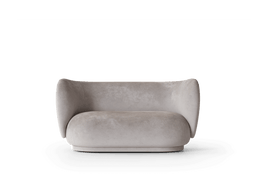 Rico Sofa 2-seater aus verblasstem Samt in Beton mit geschwungener Rückenlehne und abgerundeter Sitzfläche