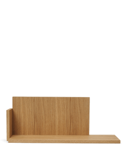 Stagger Shelf Low en chêne huilé avec des planches décalées formant une étagère murale