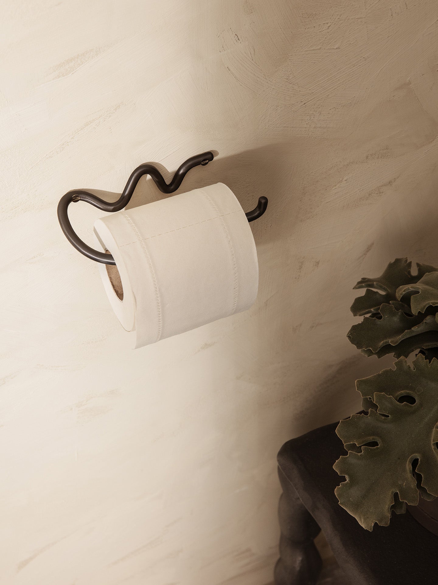 Curvature Toilet Paper Holder – Black Brass | Ferm Living