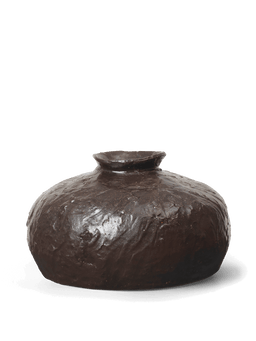 Doro Vase pequeño en café, jarrón de cerámica ancho y redondeado con superficie texturizada y cuello estrecho