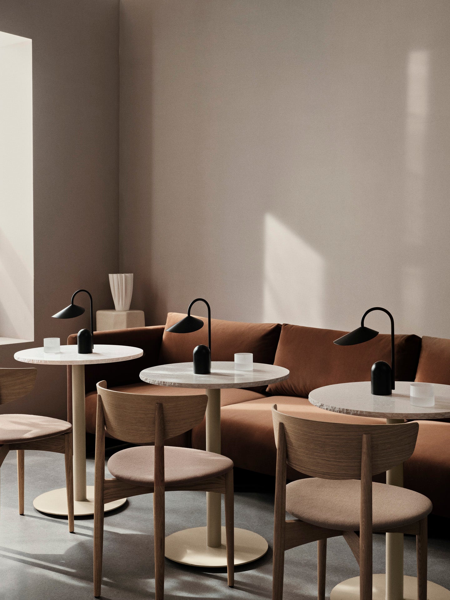 ferm LIVING Mineral Cafe 大理石 円形カフェテーブル a Mineral Café Table - Bianco Curia marble with beige foot | Ferm Living
