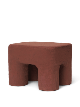 Podo Stool in Rotbraun, niedriger Hocker mit dicken, abgerundeten Beinen und strukturierter Oberfläche