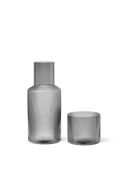 Ripple Carafe Set in rookgrijs, kleine geribbelde karaf met bijpassend glas