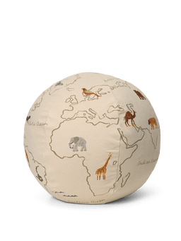 The World Pouf in gebroken wit, bolvormig met geborduurde dieren en contouren van continenten