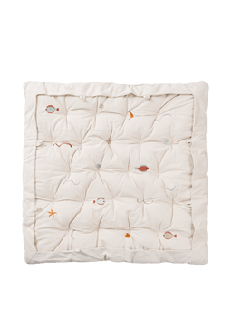 Harbour Padded Playmat en natural, cuadrado acolchado con motivos bordados de peces y estrellas de mar