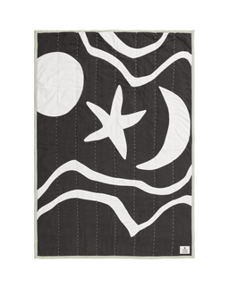 Kove Applique Quilted Blanket en anthracite/vert orme avec des appliques blanches soleil, étoile et lune