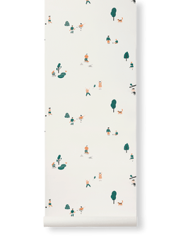 El rollo The Park Wallpaper con escenas de parque en verde y naranja con personas, perros y árboles sobre blanco roto