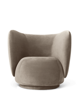 Rico Swivel Lounge Chair in Beige aus edlem Samt mit geschwungener Rückenlehne mit Ohren