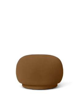 Rico Pouf in karamel met afgeronde gestoffeerde vorm op een verzonken voet
