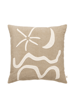 Kove Applique Cushion in lichtbruin met gebroken witte applicaties van ster, maan en golf